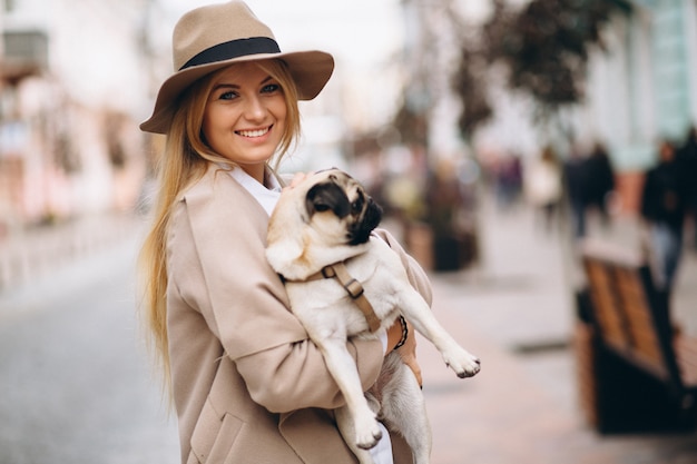 Schöne Frau mit ihrem Hund