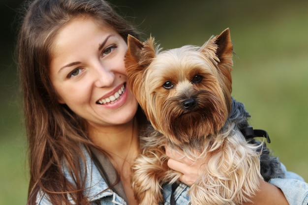 Schöne Frau mit ihrem süßen Hund