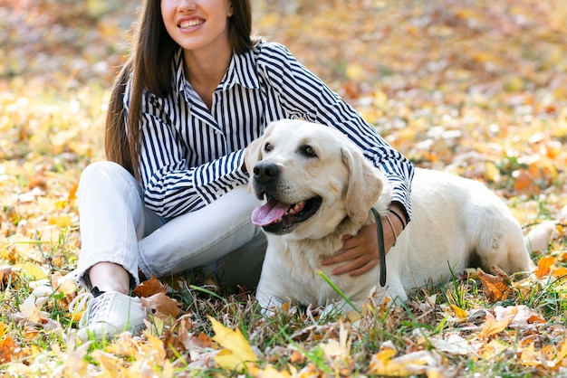 Schöne Frau mit ihrem süßen Hund