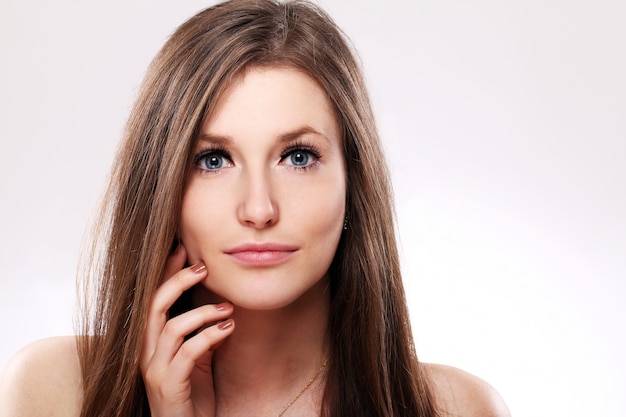 Schöne Frau mit langen Haaren