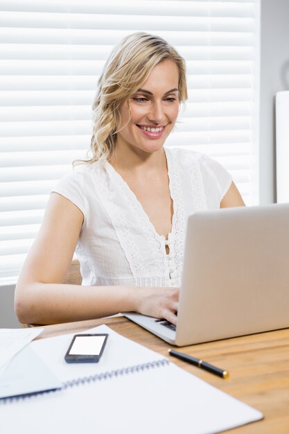 Schöne Frau mit Laptop