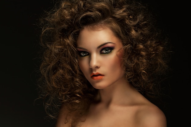 Schöne Frau mit Locken und Make-up