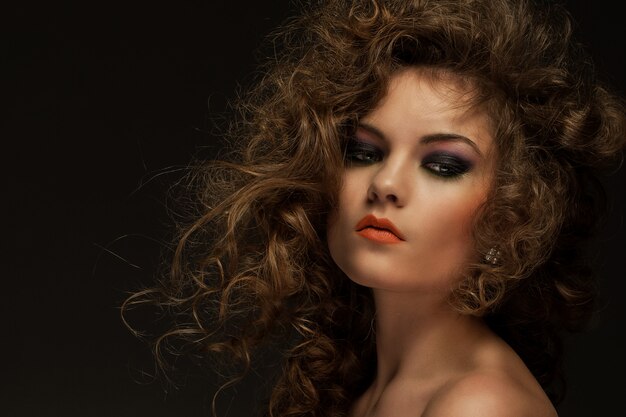 Schöne Frau mit Locken und Make-up