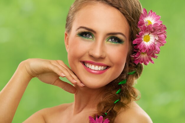 Schöne Frau mit Make-up und Blumen