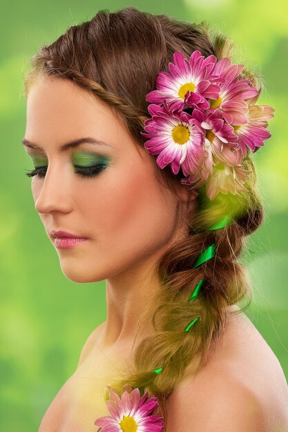 Schöne Frau mit Make-up und Blumen