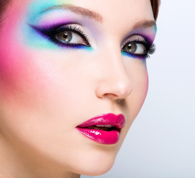 Nahaufnahme Portrat Der Sinnlichen Zauberschonheits Modelldame Mit Neuem lichem Make Up Mit Den Roten Lippen Und Sauberem Gesundem Hautgesicht Kostenlose Foto