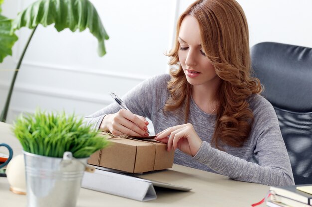 Schöne Frau mit Paket