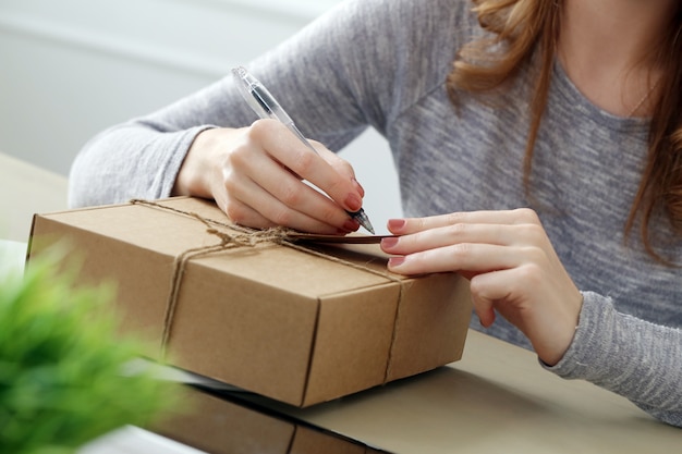 Schöne Frau mit Paket