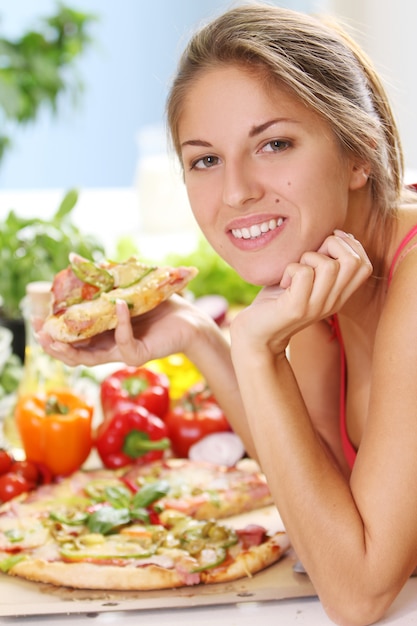 Kostenloses Foto schöne frau mit pizza