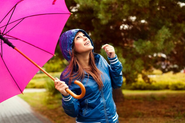 Kostenloses Foto schöne frau mit regenschirm, der den himmel betrachtet