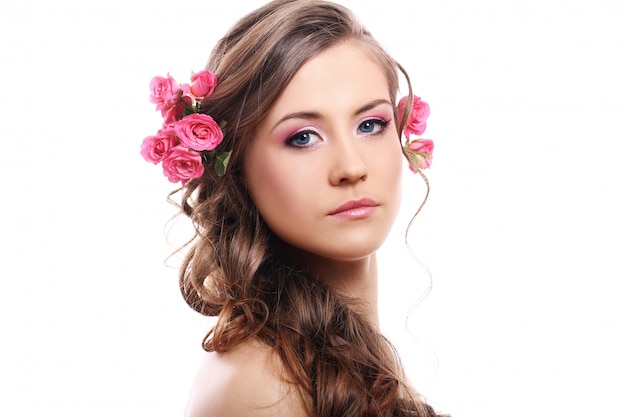 Schöne frau mit rosen im haar