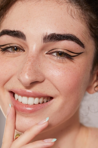 Kostenloses Foto schöne frau mit schwarzem eyeliner