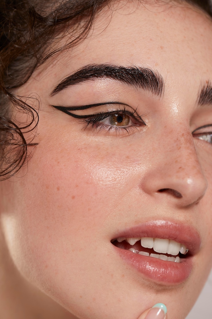 Kostenlose Foto schöne frau mit schwarzem eyeliner