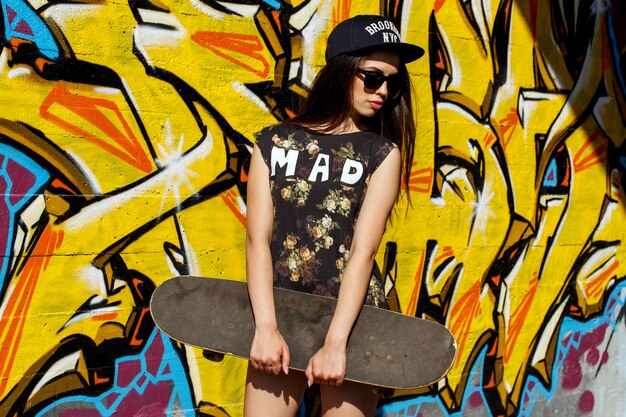Schöne Frau mit Skateboard