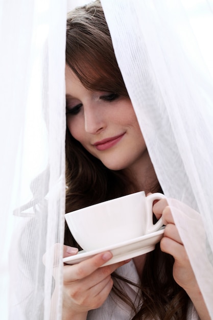 Kostenloses Foto schöne frau mit tasse heißem kaffee