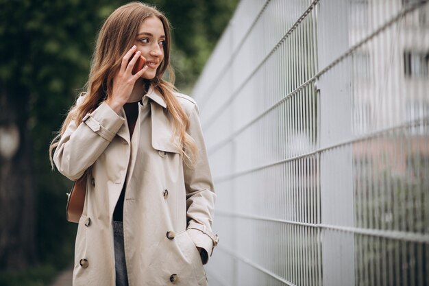 Schöne Frau mit Telefon im Freien