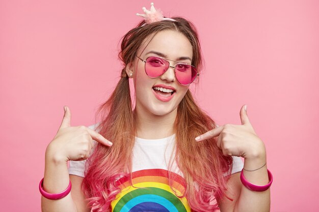 Schöne Frau mit trendiger rosa Sonnenbrille