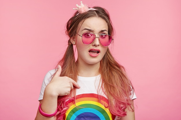 Schöne Frau mit trendiger rosa Sonnenbrille