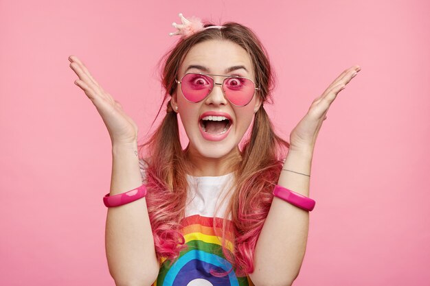 Schöne Frau mit trendiger rosa Sonnenbrille