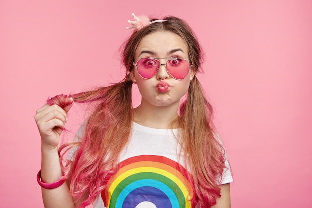 Schöne Frau mit trendiger rosa Sonnenbrille