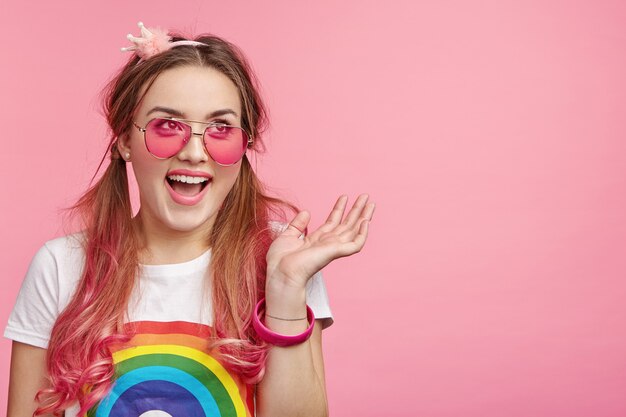 Schöne Frau mit trendiger rosa Sonnenbrille