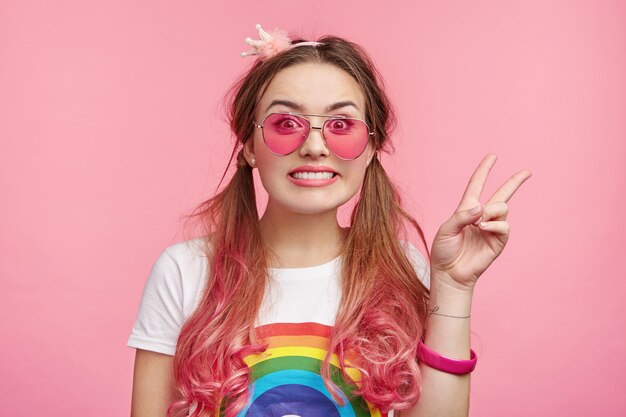 Schöne Frau mit trendiger rosa Sonnenbrille