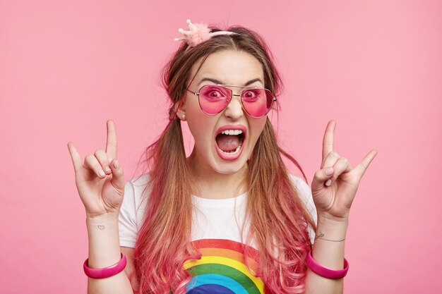 Schöne Frau mit trendiger rosa Sonnenbrille