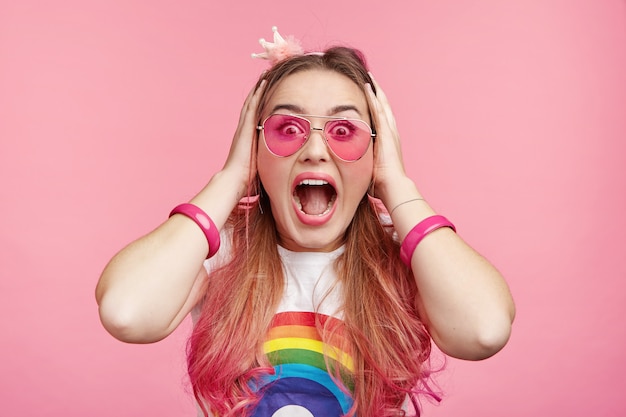 Schöne Frau mit trendiger rosa Sonnenbrille