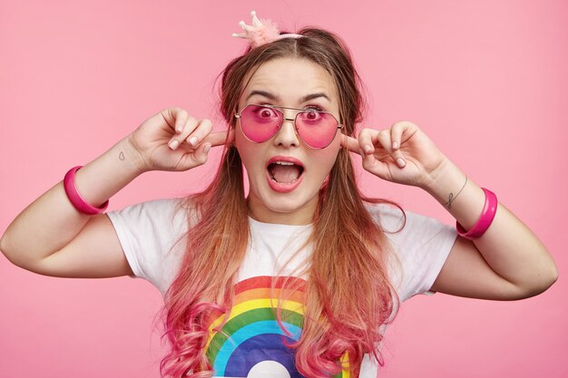 Schöne Frau mit trendiger rosa Sonnenbrille