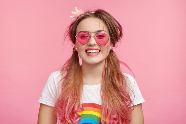 Schöne Frau mit trendiger rosa Sonnenbrille