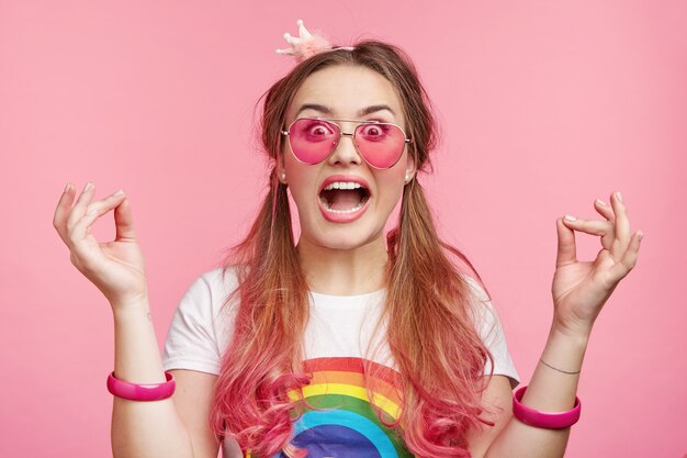 Schöne Frau mit trendiger rosa Sonnenbrille
