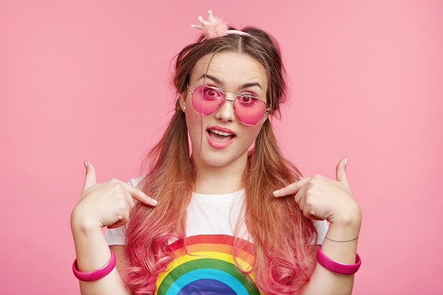 Schöne Frau mit trendiger rosa Sonnenbrille