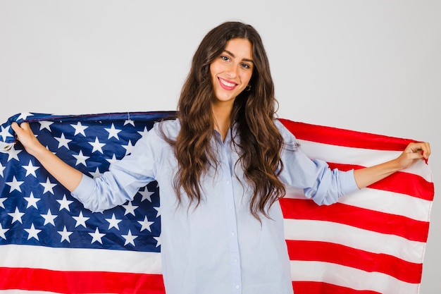Schöne Frau mit USA-Flagge