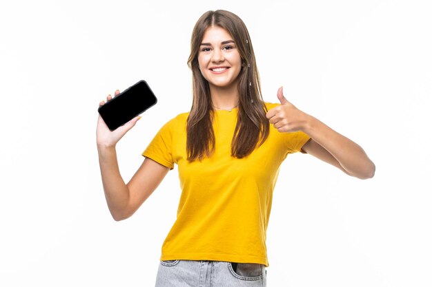 Schöne Frau zeigt ein Smartphone mit Daumen nach oben isoliert auf weiß
