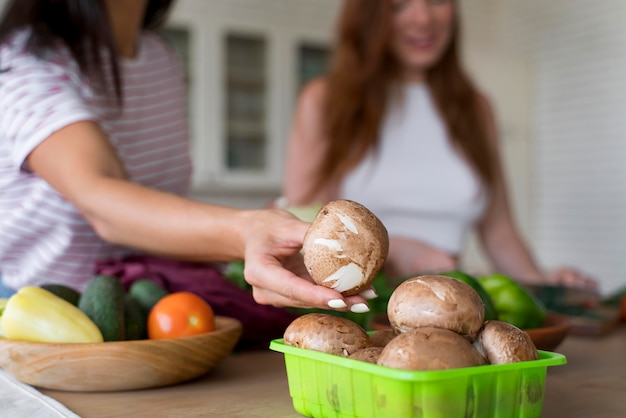 Schöne Frauen bereiten gemeinsam ihr Abendessen zu