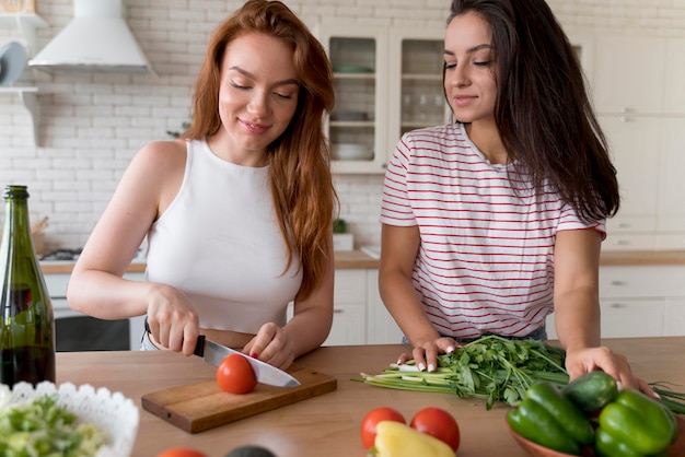 Schöne Frauen bereiten gemeinsam ihr Abendessen zu