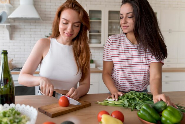 Schöne Frauen bereiten gemeinsam ihr Abendessen zu