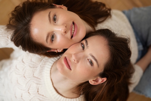 Kostenloses Foto schöne frauen der draufsicht, die zusammen aufwerfen