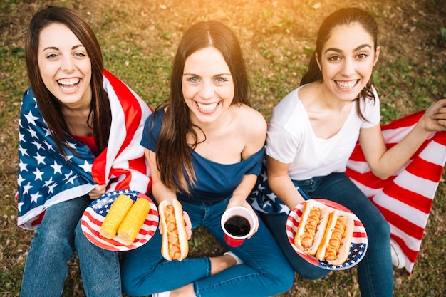 Kostenloses Foto schöne frauen, die auf dem boden lachen