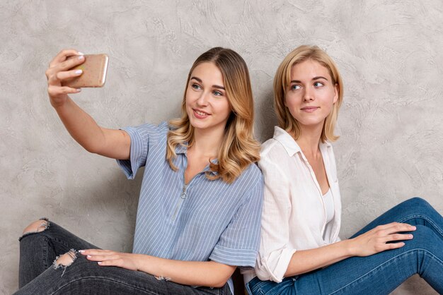 Schöne Frauen, die ein Selfie machen