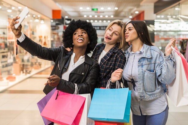 Schöne Frauen, die ein Selfie machen