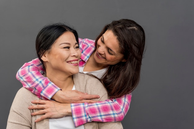 Kostenloses Foto schöne frauen, die einander betrachten