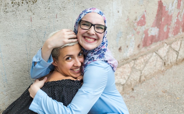 Schöne Frauen, die eine Umarmung teilen