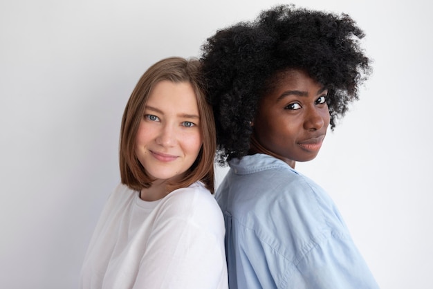 Schöne Frauen, die einen nachhaltigen Lebensstil führen