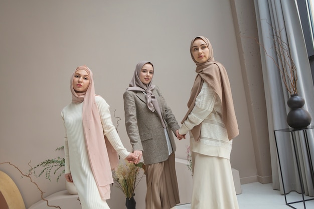 Kostenloses Foto schöne frauen, die hijab tragen
