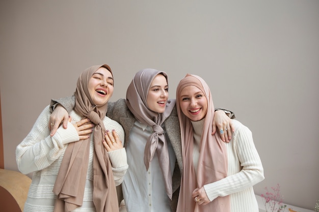 Schöne Frauen, die Hijab tragen