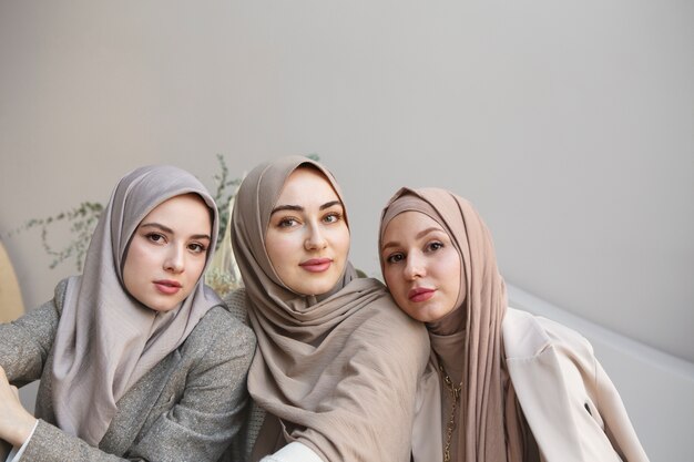 Schöne Frauen, die Hijab tragen