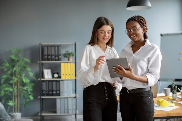 Schöne Frauen, die in einem Startup-Unternehmen zusammenarbeiten