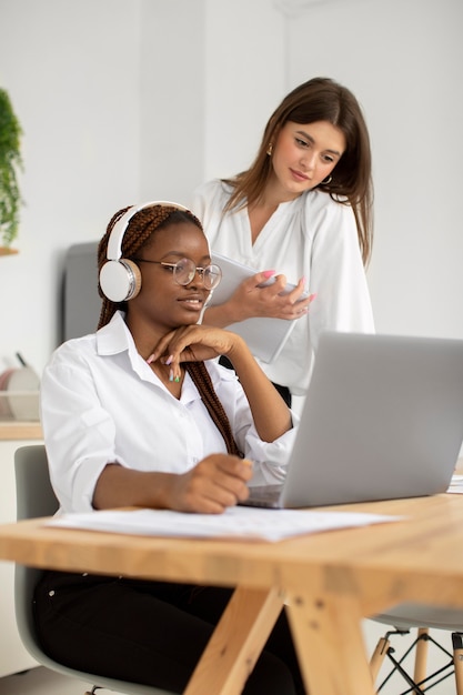 Schöne Frauen, die in einem Startup-Unternehmen zusammenarbeiten