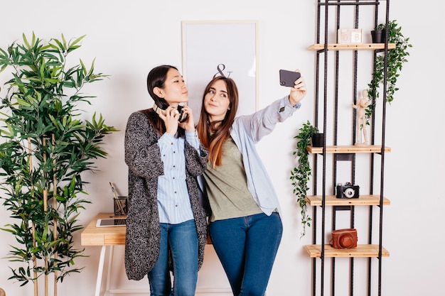 Schöne Frauen, die selfie nehmen